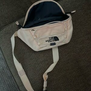 Adorable north face Fannie pack